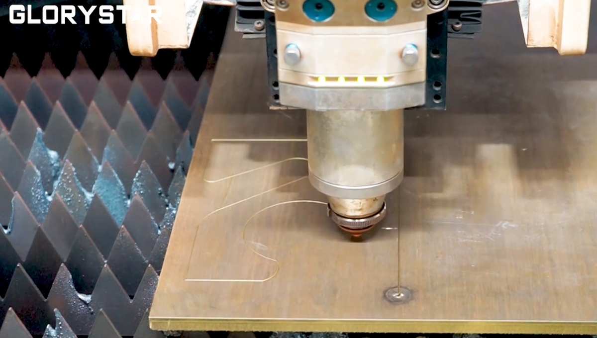 激光切割機(jī)在切割高反材料時需要注意以下原理和注意事項(xiàng)